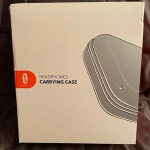 Headphones carrying case